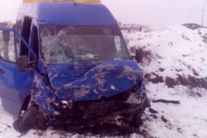Легковик влетів в автобус з дітьми, є загибілі