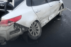 Внаслідок ДТП авто відкинуло на «острівець безпеки», де саме стояла жінка (Фото)