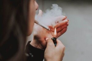 У Рівному оштрафували батьків двох школярок, які курили просто на уроці