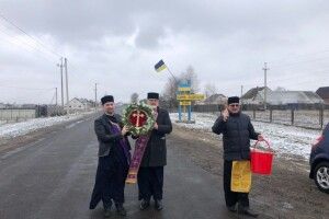 У Камені-Каширському хресний хід з Хрестом Господнім провели... на авто