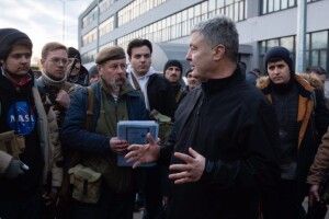 Порошенко закликає ветеранів АТО та ООС приєднуватися до тероборони і вчити молодь