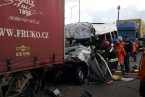 Маршрутка Київ-Рівне під Житомиром влетіла у вантажівку: 10 загиблих і 10 травмованих...