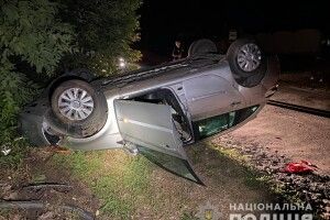 Рівнянин залишив на кілька хвилин вночі відкрите авто і знайшов його... за 300 метрів догори дригом 
