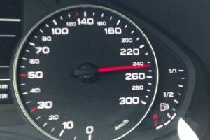 У Ризі водій Audi розігнався до 238 км/год