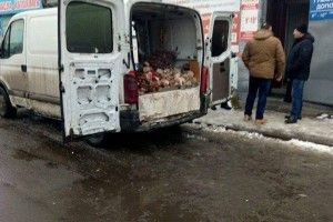 У Луцьку продавці м’яса влаштували брудний магазин на колесах