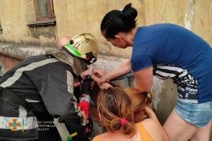 Діти саморобними кайданками пристебнули матір до поручнів: визволяли рятувальники (Фото)