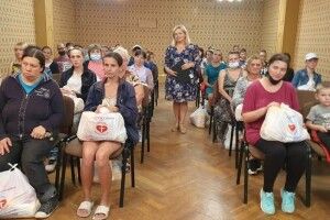 300 сімей, що опинились в складних життєвих обставинах, отримали продуктові набори (Фото)