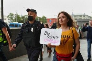У Москві «пакують» в автозаки журналістів, які наважилися протестувати
