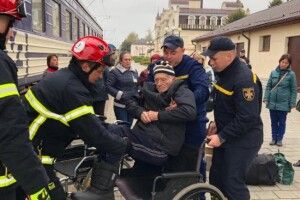 До Луцька з Харківщини евакуювали жителів геріатричного пансіонату (Фото)
