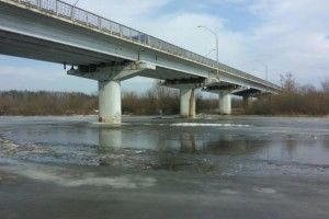 Лікар та працівник ДСНС врятували жінку, яка впала з мосту