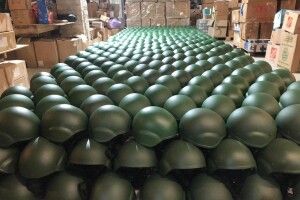 Щоденна робота нашої команди: Порошенко показав нові пікапи, шоломи, броніки і «Старлінки», які їдуть на фронт