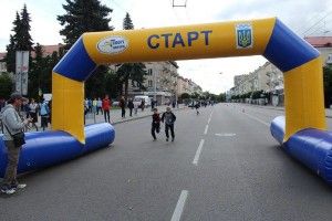 У Луцьку діти бігли для молоді з особливими потребами