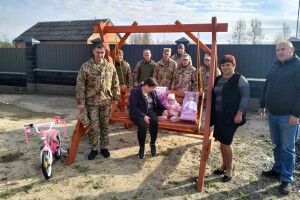 Донечку загиблого Героя з Волині військові привітали з першим днем народження (Фото)