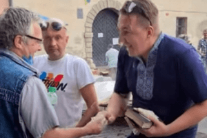У Львові чоловік роздавав перехожим гроші і казав, що він Ісус (Відео)