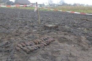 На Волині селяни переорювали город і знайшли 25 авіаційних бомб