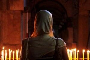 У ПЦУ пояснили, чи можна жінкам ходити до церкви під час менструації 