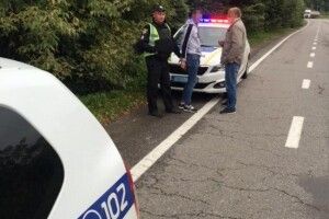 Вистрибнула з авто на ходу: хлопці напали на дівчину, яку підвозили 