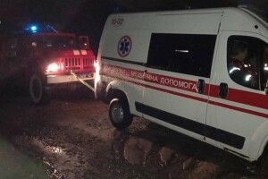 «Швидка», яка прямувала до хворого, застрягла у багнюці на Волині (Фото)