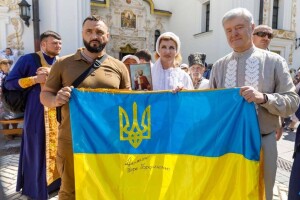 Петро Порошенко в Лаврі помолився за Перемогу України і закликав заборонити «ефесбешну» упц