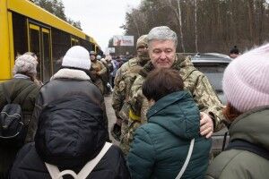 Ще півтисячі жінок з дітьми евакуював 206-й батальйон з Ірпеня під ворожими обстрілами – Порошенко
