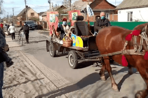 На Рівненщині священник додумався освячувати паску з підводи (Відео)
