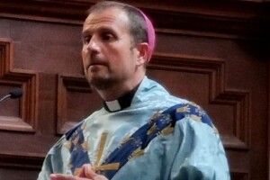 Єпископ відмовився від сану - закохався в авторку еротичних романів