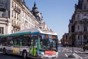 У Парижі водій висадив весь автобус заради пасажира на візку