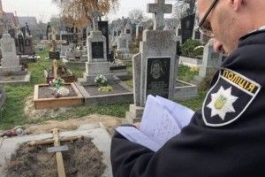 Поліція знайшла жінку, яка залишила тіло новонародженої доньки на сільському кладовищі