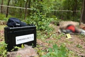«Зв'язані руки, прострілені коліна»: ще одне масове поховання мирних мешканців виявили біля Києва (Фото)