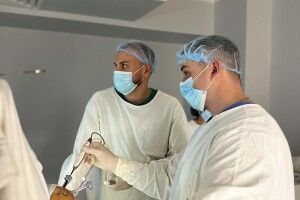 Волинські травматологи провели складну артроскопічну операцію молодій пацієнтці