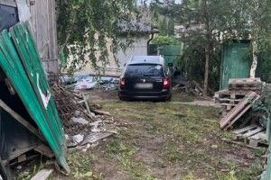 У Рівному п'яна водійка протаранила паркан і опинилася у чужому дворі