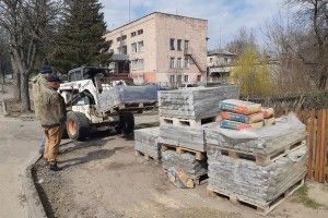 У Рожищі почали облаштовувати тротуар на вулиці Грушевського