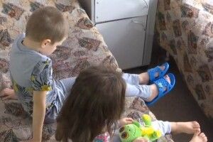 Мати залишила двох дітей без їжі у замкненій квартирі 