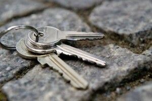Патрульні спільно з бійцями ДСНС допомогли літній пані, яка згубила ключі від квартири