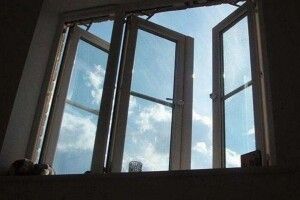 В Івано-Франківську з вікна десятого поверху випала дівчина: поліція з'ясовує обставини