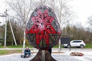 На Прикарпатті встановили гігантську ковану писанку