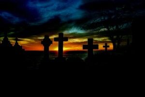 Ходив збирати їжу на могилах: 6-річний хлопчик отруївся горілкою на кладовищі