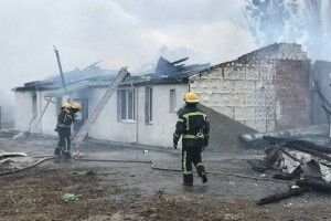 Вогонь перекинувся з іншої будівлі: в Луцькому районі згорів склад