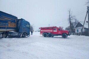 Волинським рятувальникам довелось двічі витягувати «швидку» із заметів – дорогою до хворої дитини і назад (Відео)