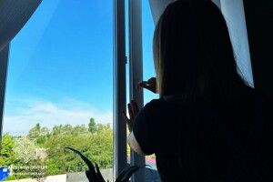 У Луцьку маленька дитина ледве не випала з вікна