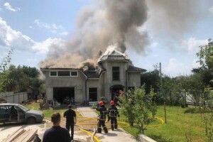 Показали відео з моментом падіння літака на будинок на Прикарпатті 