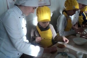Четвертокласники вчилися в учнів училища робити святкові пряники 