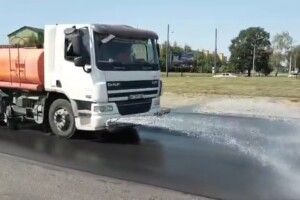 На Волині асфальт рятують від спеки водою