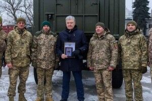 Тримають небо над Україною: Порошенко передав підрозділам ППО побутові комплекси