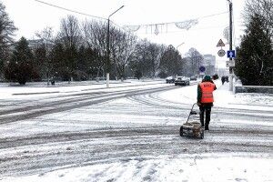 Комунальники Нововолинська розчищають сніг з 2-ї ночі