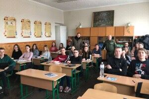 На Любомльщині старшокласників агітували ставати фахівцями із вирощування сосон і дубів та розведення вепрів і лосів (Фото)