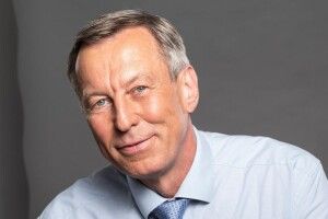 У Німеччині невакцинованого депутата на роботі посадять у… скляний бокс