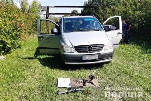 Волинянин пристрілював незаконну гвинтівку, прийшли правоохоронці і конфіскували її