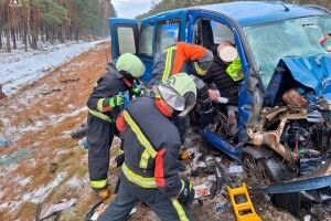 Волинські рятувальнки деблокували людей з понівечених автівок