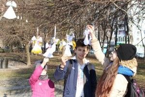 У Рівному дерева «зацвіли» паперовими янголами 